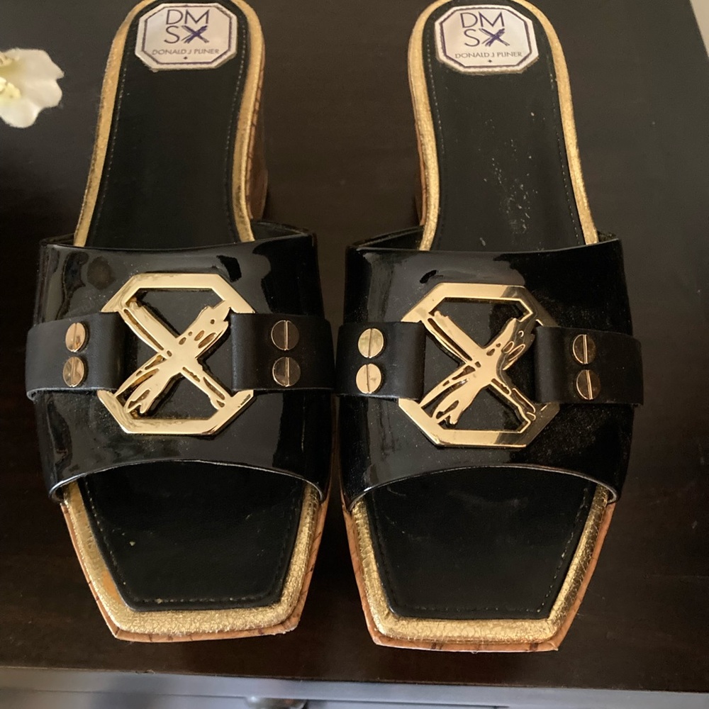 DMSX WEDGE SANDAL. Donald J. Pliner